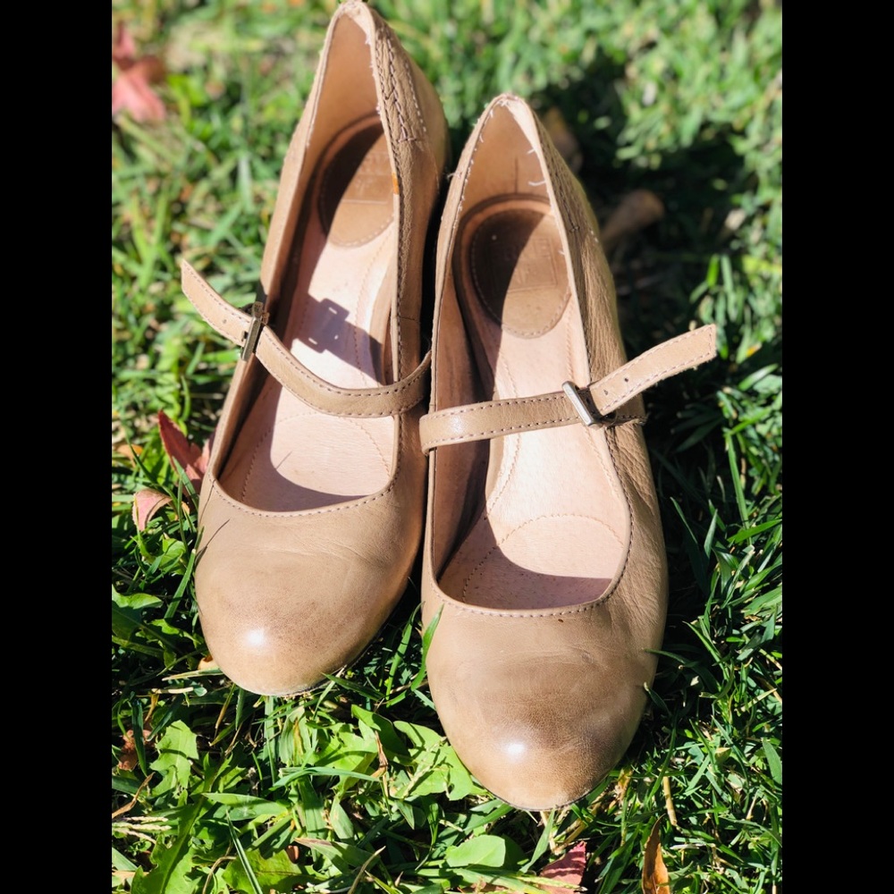 Taupe Genuine Leather heels size 7